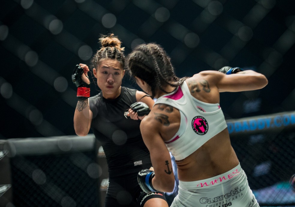 Angela Lee em luta contra Istela Nunes no One Championship (Foto: Divulgação/ONE)