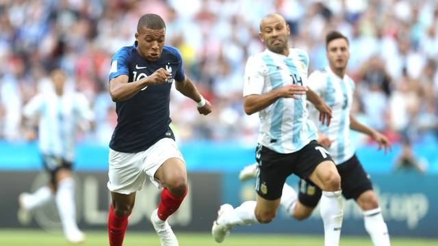 Mascherano corre atrÃ¡s de MbappÃ©... e nÃ£o alcanÃ§a. Volante anunciou aposentadoria da seleÃ§Ã£o aos 34 anos