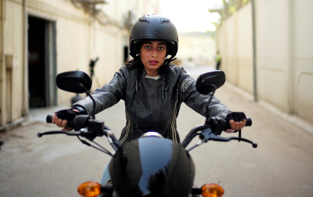 Hanan Iskandar recebe treinamento para andar de moto em Al Khobar, na Arábia Saudita (Foto: Hamad I Mohammed/Reuters)