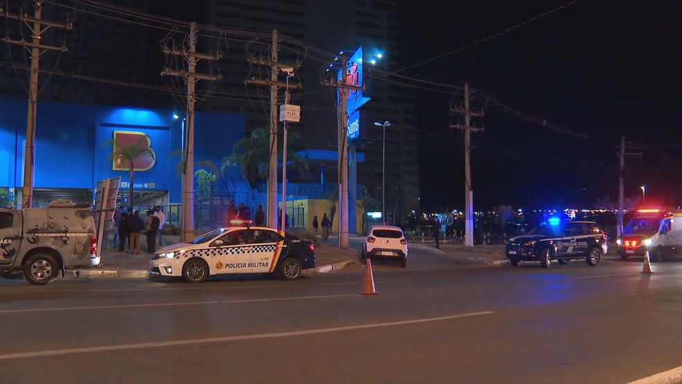 Polícia Militar e Polícia Civil acompanham tentativa de assalto a supermercado em Águas Claras, no DF  — Foto: TV Globo/Reprodução
