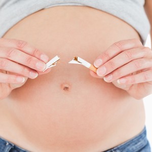 parar de fumar na gravidez evita efeitos nocivos ao feto e à mãe  (Foto: thinkstock)