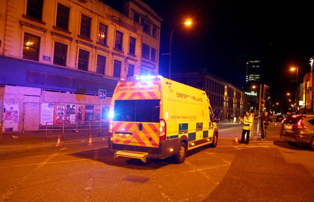 Ambulância chega à Arena Manchester após incidente em show de Ariana Grande (Foto: Getty Images)