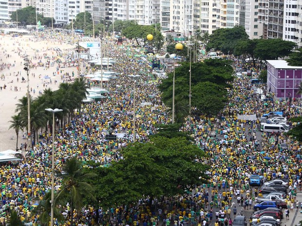 MANIFESTAÇÃO/RIO (11H03): Manifestantes ocupam as duas pistas da orla de Copacabana (Foto: Rodrigo Gorosito / G1)