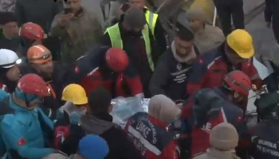 Após mais de 130 horas do terremoto, ao menos quatro pessoas são encontradas na Turquia sob escombros