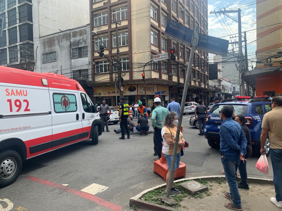 Operador do VLT foi atropelado, no início da tarde desta quinta-feira (18), no Centro, em Santos, SP — Foto: g1 Santos