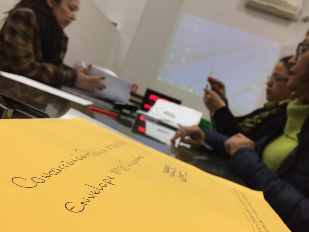 Abertura das propostas financeiras foi realizada nesta quinta-feira (18) — Foto: Murilo Zara/TV Fronteira