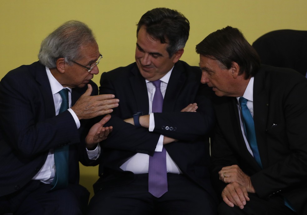 Os ministros Paulo Guedes (Economia), Ciro Nogueira (Casa Civil) e o presidente Jair Bolsonaro — Foto: Cristiano Mariz/Agência O Globo