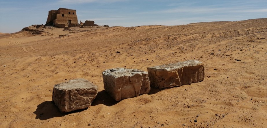 Blocos antigos com inscrições hieroglíficas descobertos no Sudão