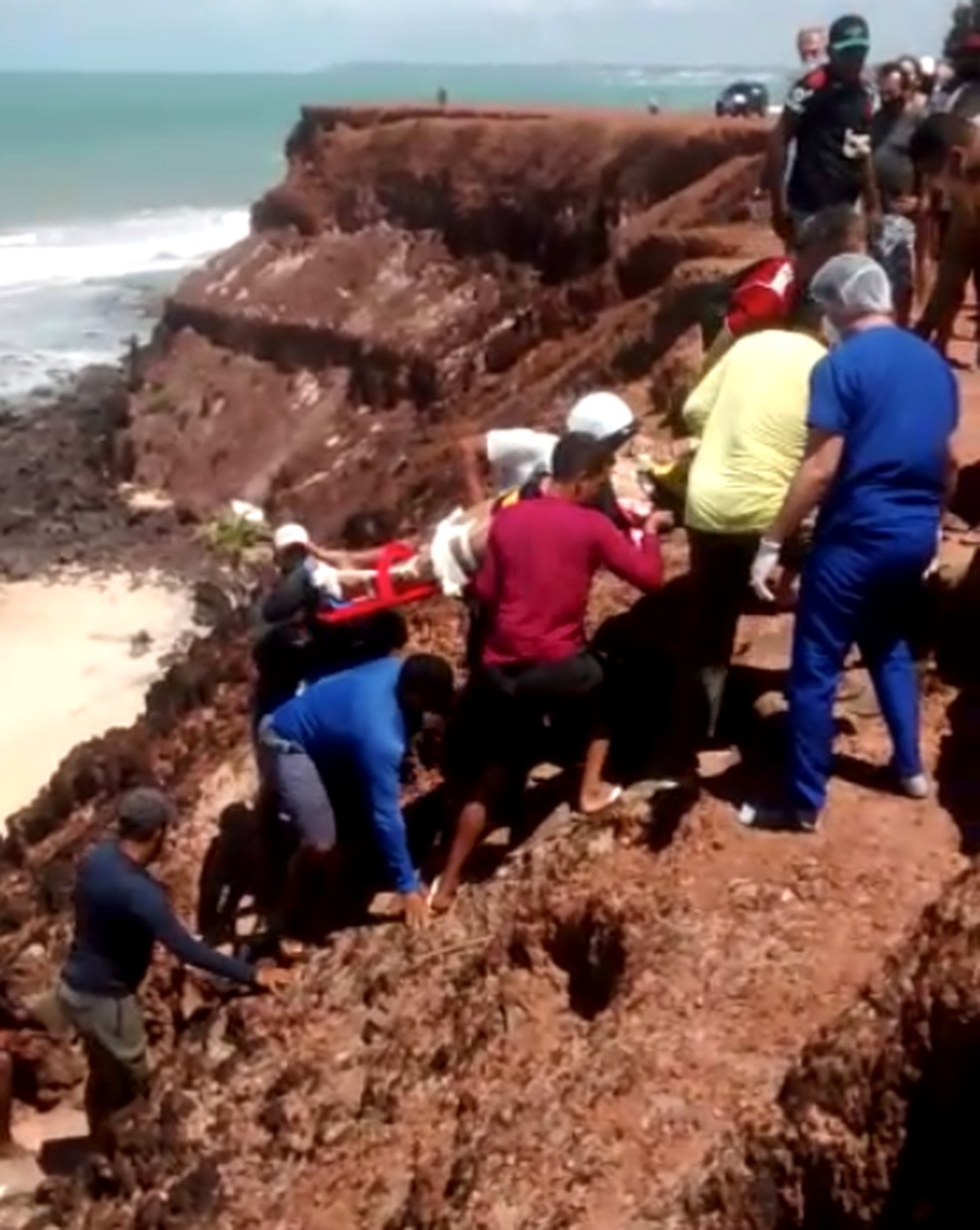 Mulher foi socorrida por equipe de saúde com apoio de populares — Foto: Redes sociais
