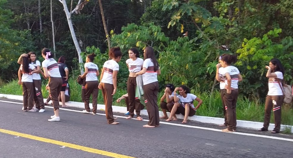 Estudantes na estrada após acidente no interior do Acre — Foto: Clodoildo Nascimento/Arquivo Pessoal