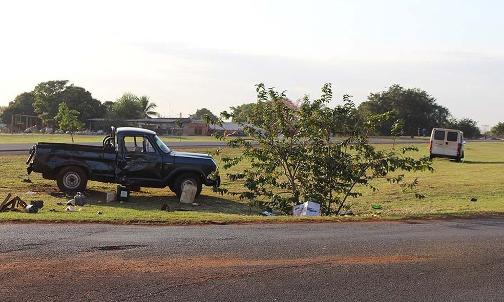 Caminhonete e van colidiram em Cândido Mota — Foto: Diário do Vale