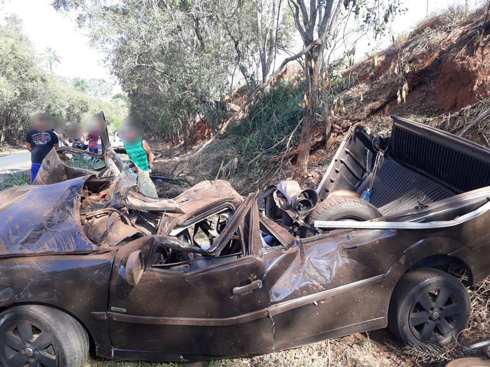 Carro capotou e parou em um barranco de estrada vicinal em MarÃ­lia (Foto: PolÃ­cia Militar/DivulgaÃ§Ã£o)