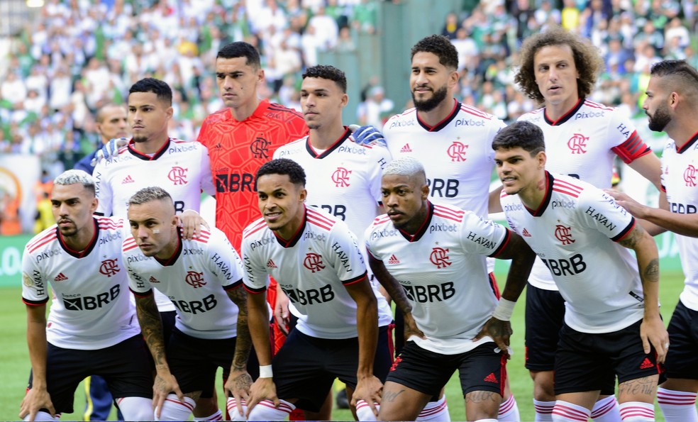 Time do Flamengo contra o Palmeiras: praticamente apenas reservas — Foto: Marcos Ribolli / ge