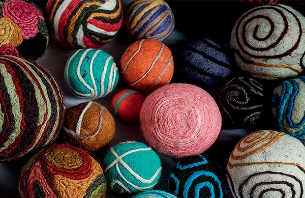 Bolas coloridas | A festa de tons é a marca das bolas de feltro produzidas pelas artesãs do Ladrilã a partir de refugo do material (Foto: Lucas Moura e Ricardo Jaeger)