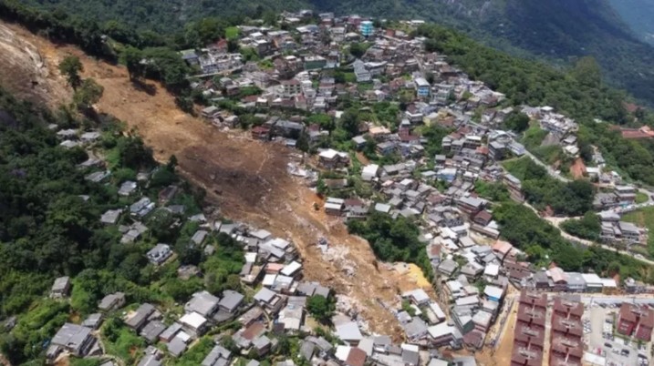 Foto desta quinta-feira (17/2) mostra grande desabamento no morro da Oficina, em Petrópolis (Foto: Reuters via BBC)