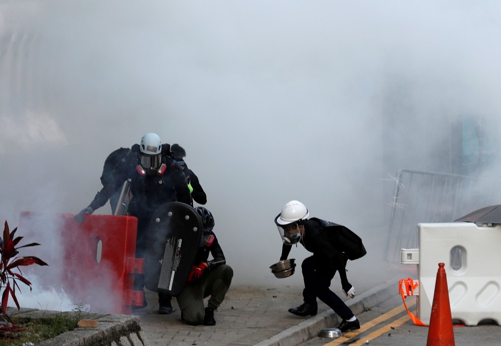 Manifestantes reagem apÃ³s polÃ­cia lanÃ§ar gÃ¡s lacrimogÃªneo para dispersar protesto em Hong Kong nesta segunda-feira (5)  â?? Foto: Kim Kyung-Hoon/ Reuters