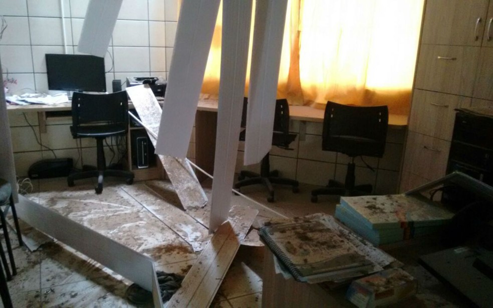 Na biblioteca de uma das unidades, o forro do telhado foi destruído (Foto: Reprodução/ Secretaria de Educação de Teixeira de Freitas)