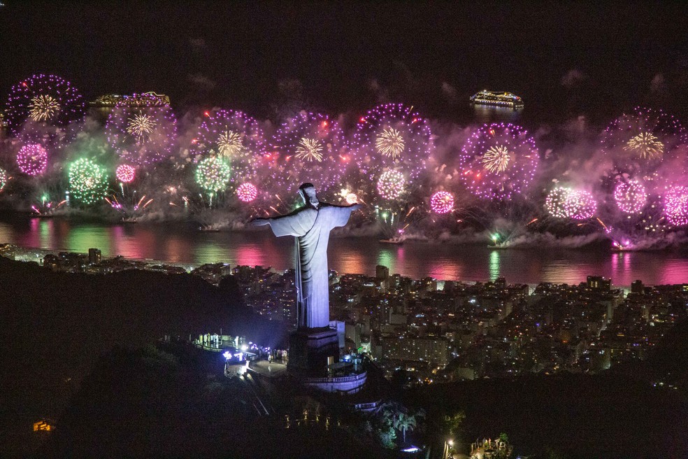 Cristo Redentor e a queima de fogos em Copacabana, na virada de 2023 para 2022 — Foto: Fernando Maia/Riotur