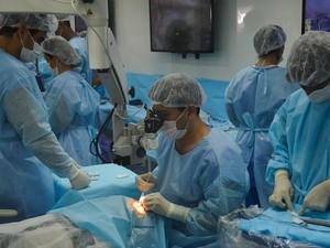 Cirurgias de catarata foram realizadas em carreta adaptada: seis pacientes eram operados por vez em Condeúba (BA) (Foto: Adriano Oliveira/G1)