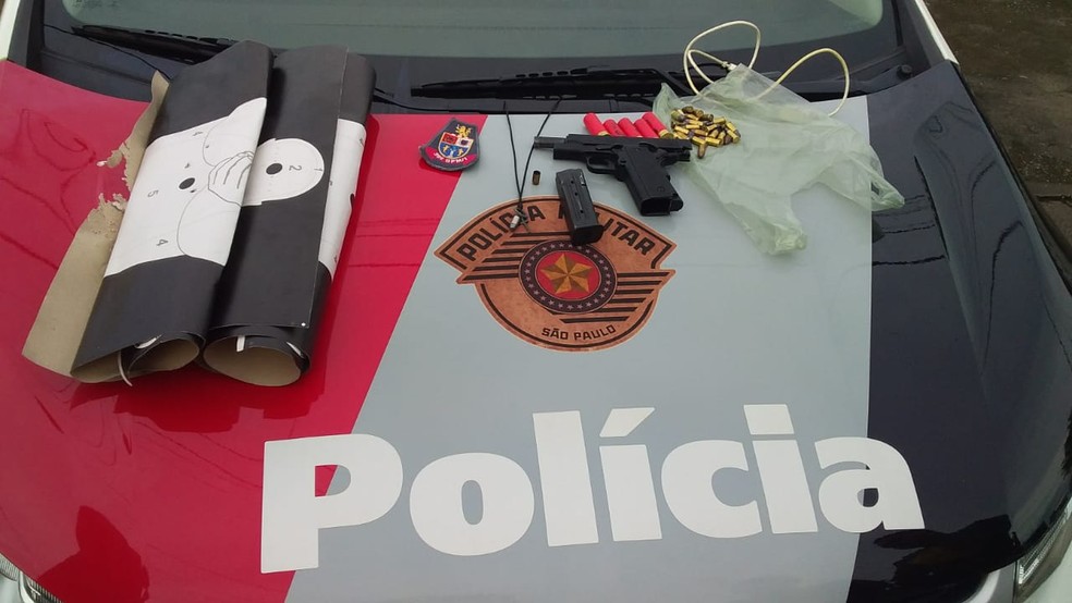 Pistola, munições e alvos foram achados no telhado de residência, em São Vicente, SP — Foto: G1 Santos