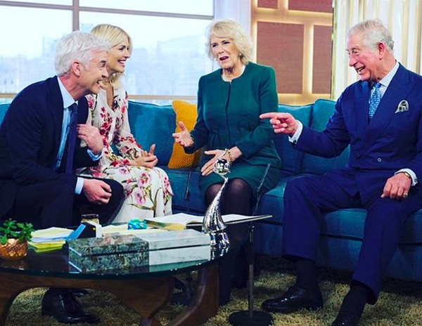 O apresentador de TV inglês Phillip Schofield entrevistando o Príncipe Charles  (Foto: Instagram)