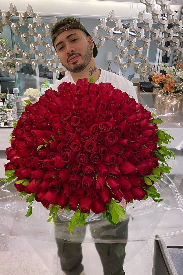Kevinho Posa Com Buque De Rosas Gigante E Namorada Se Derrete Revista Glamour Celebridades Neste dia dos namorados, a bailarina mayara araújo foi surpreendida em pleno ensaio. kevinho posa com buque de rosas gigante