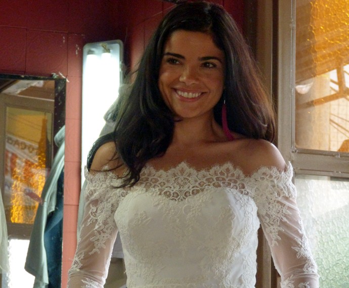 Tóia experimenta seu vestido de noiva e comemora a amizade com Romero (Foto: Bruna Magalhães/ Gshow)
