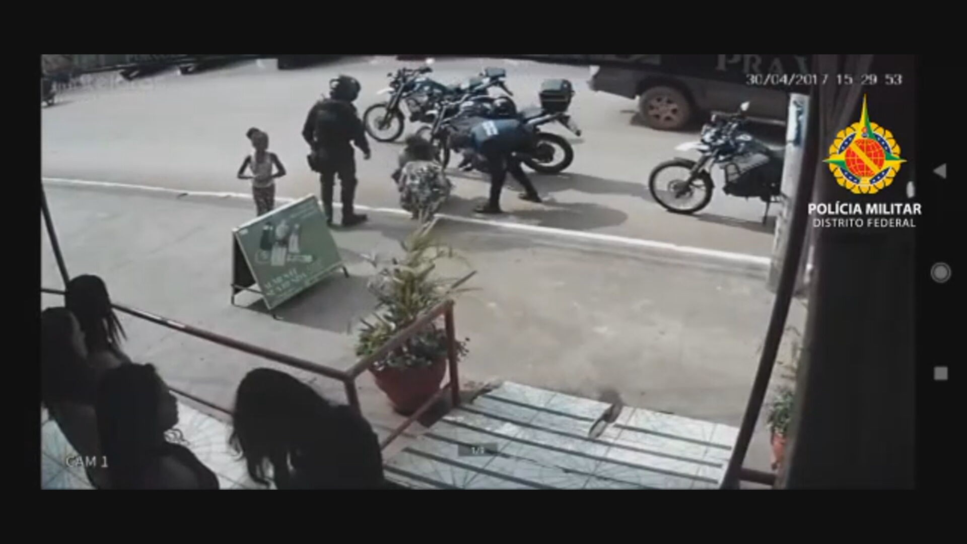 VÍDEO: PMs descem de motos e salvam bebê engasgado no DF