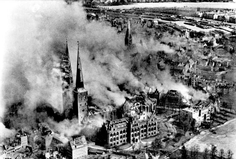 Força Aérea Real Britânica bombardeou a cidade alemã de Lübeck em março de 1942 (Foto: Wikimedia Commons )