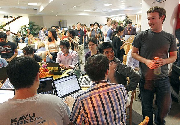Mark Zuckerberg caminha entre as mesas ocupadas por estagiários no Facebook (Foto: Getty Images)