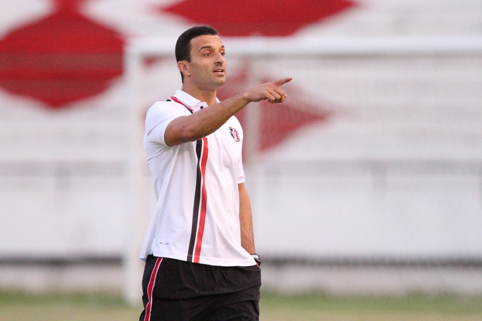 Júnior Rocha crê que o Flu de Feira tentará tomar a iniciativa da partida (Foto: Marlon Costa/Pernambuco Press)