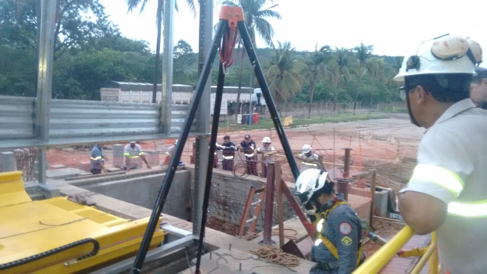 A queda aconteceu depois que o homem, que trabalhava na construção, se desprendeu do sistema de ancoragem — Foto: CBMBA