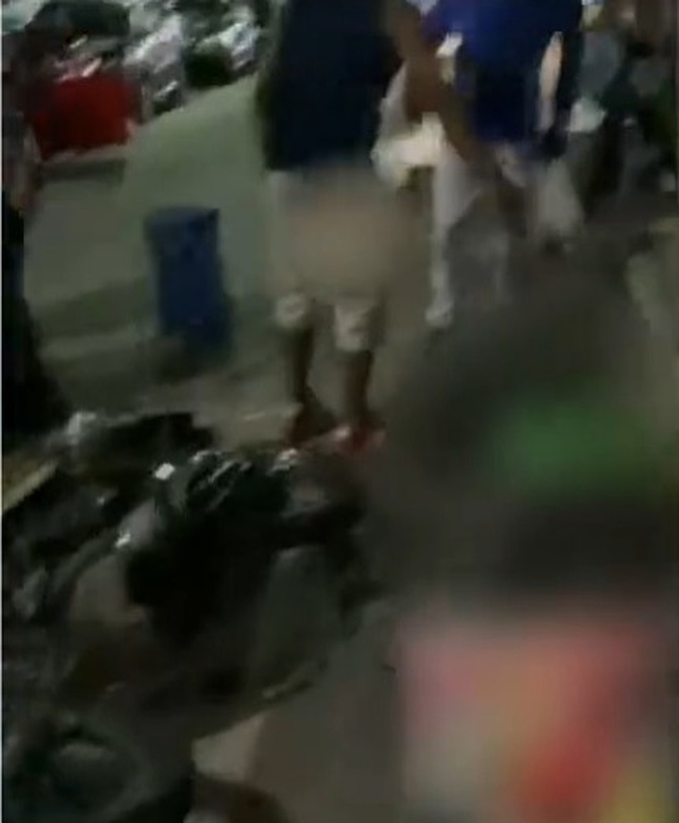Homem esfaqueia mototaxista e &eacute; contido pela popula&ccedil;&atilde;o &mdash; Foto: Reprodu&ccedil;&atilde;o/TV Bahia