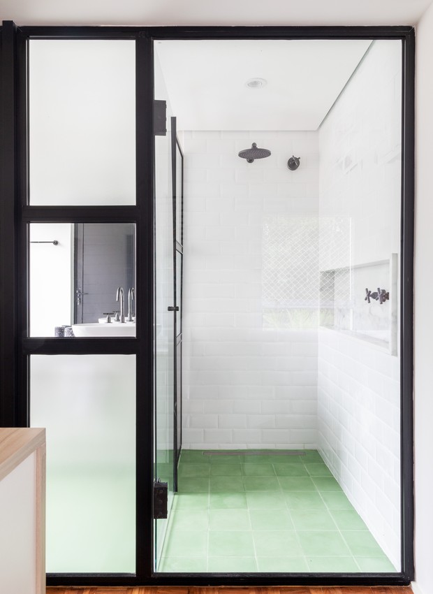 BANHEIRO | A estratégia de integração facilita a iluminação indireta, o uso das cores e a ventilação.calhas de Led dos banheiros Lemca  (Foto: Divulgação)