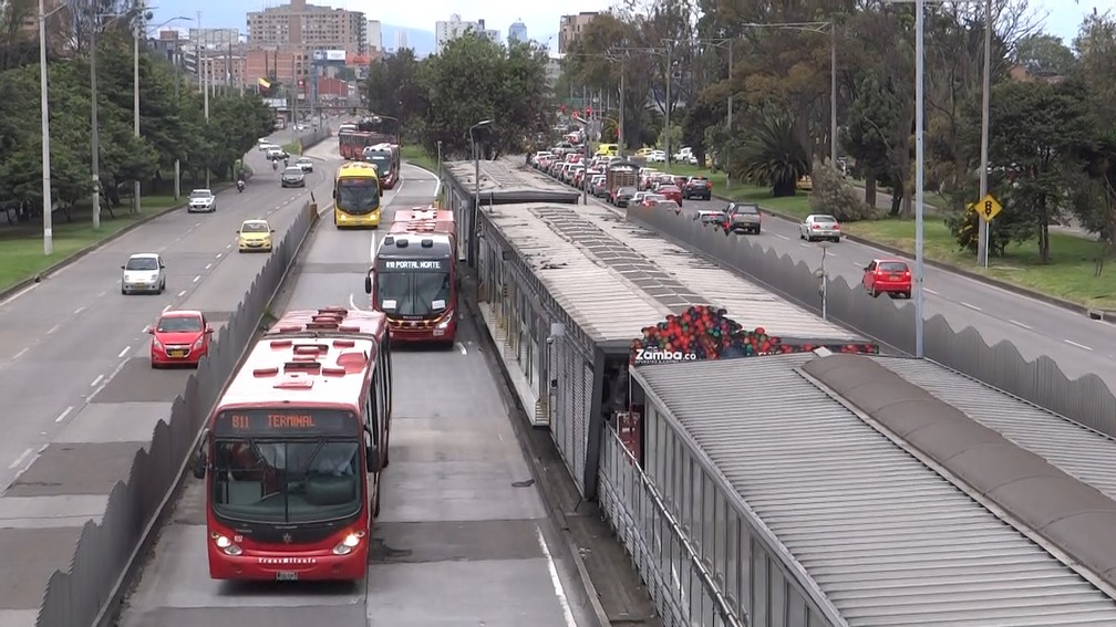 Avenidas de Bogotá, na Colômbia, ganharam vias exclusivas para estações e tráfego dos BRTs — Foto: Cau Rodrigues/g1