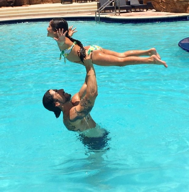 Marcos Mion brinca com Donatella em piscina (Foto: Reprodução/Instagram)