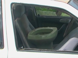 Vaso sanitário dentro de carro, que está com as janelas abertas, é visto no complexo policial (Foto: Reprodução/TV Subaé)