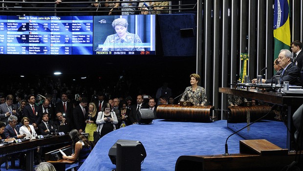 Na tribuna em discurso, Dilma Rousseff durante primeiro dia de julgamento de impeachment (Foto: Edilson Rodrigues/Agência Senado)