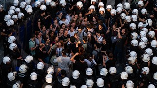 Policiais cercam manifestantes durante um comício, no distrito de Kadikoy, em Istambul — Foto: Yasin AKGUL / AFP