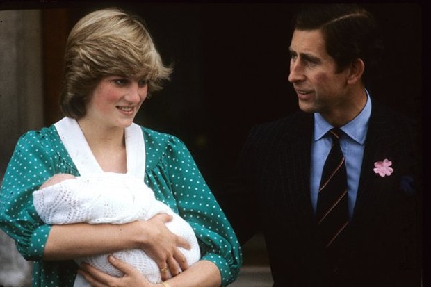 Princesa Diana com o pequeno príncipe William, em 1982 (Foto: Reprodução )