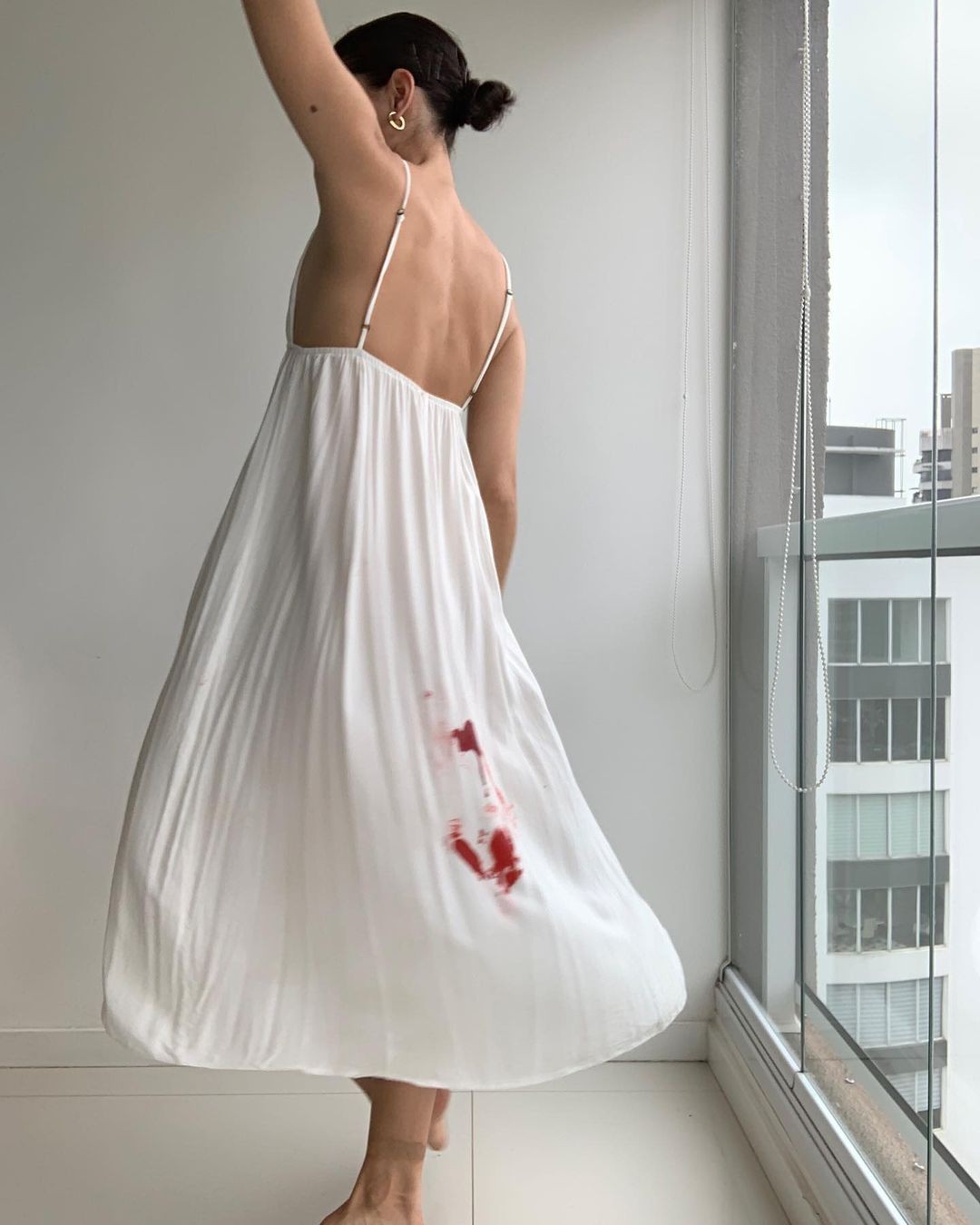 Julia Konrad mostra roupa suja de menstruação (Foto: Reprodução / Instagram)