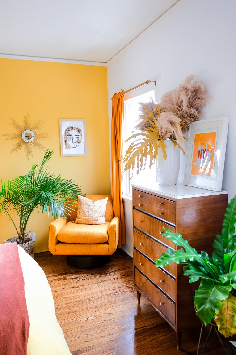 Décor do dia: quarto amarelo com pintura diferente na cabeceira (Foto: Reprodução/Instagram)