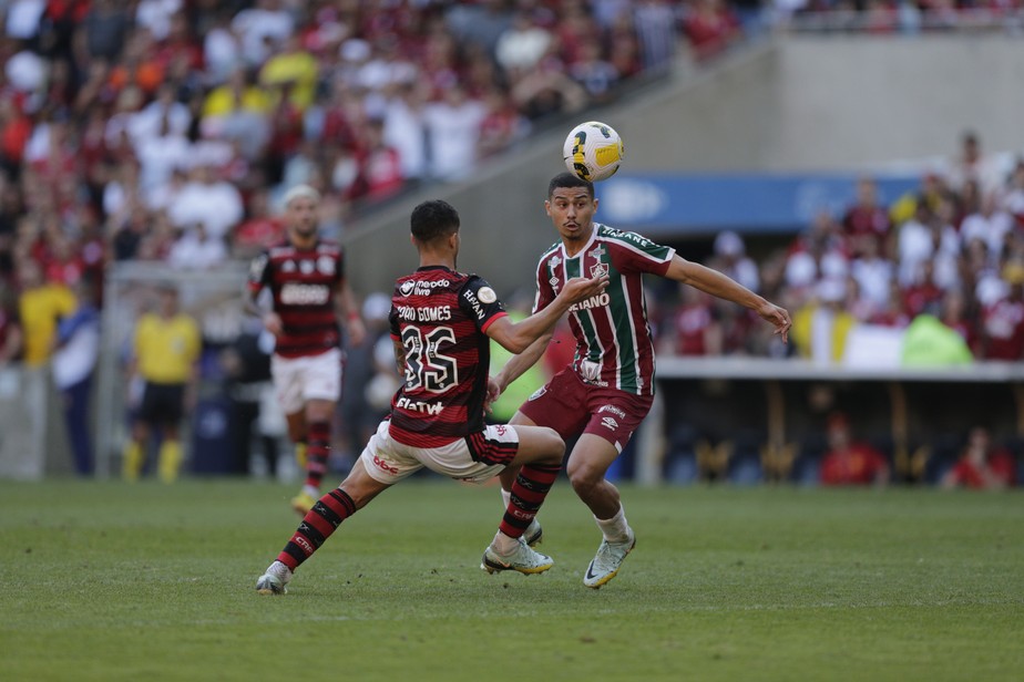 André e João Gomes disputam a bola no Fla-Flu no Maracanã
