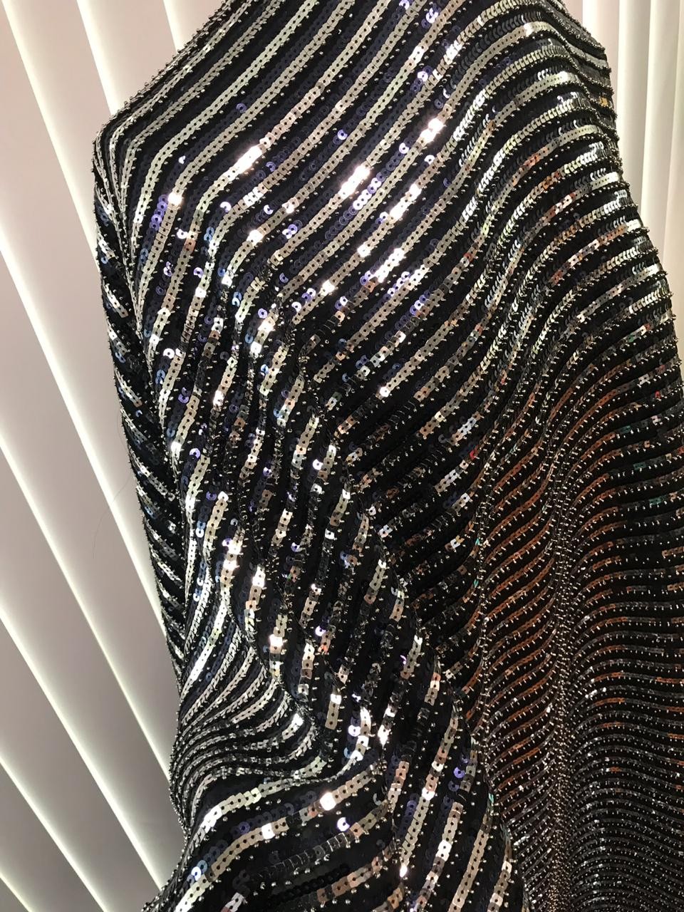 Brilhos do vestido exclusivo da Colcci para Isabeli Fontana (Foto: Reprodução Instagram)