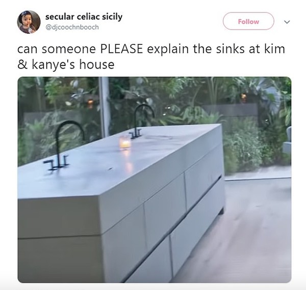 Uma pessoa fazendo piada com as torneiras sem pias no banheiro da socialite Kim Kardashian (Foto: Twitter)