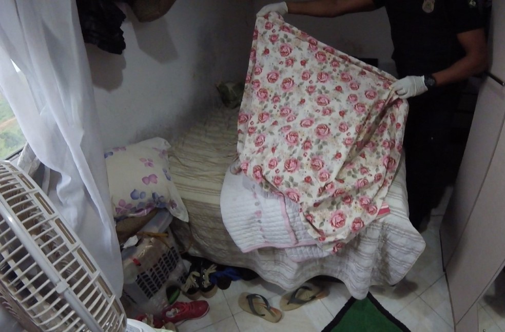 Segundo a PF, cobertor, lençol e fronha que aparecem nos vídeos do abuso foram encontrados na casa do preso — Foto: Divulgação/Polícia Federal