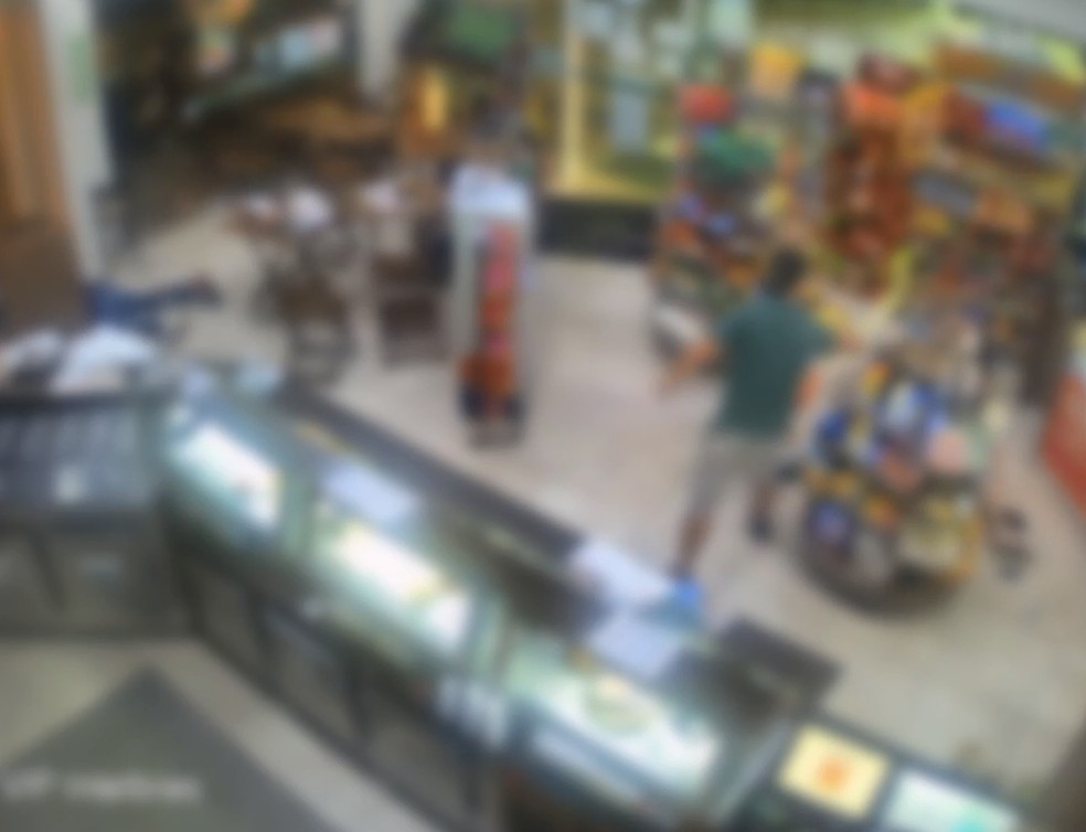 Policial aparece disparando diversas vezes contra os clientes — Foto: Reprodução
