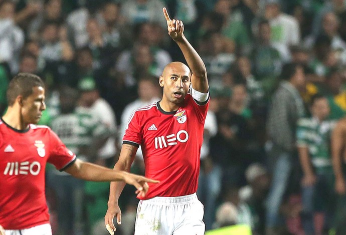 Luisão comemora gol do Benfica contra o Sporting (Foto: Agência EFE)