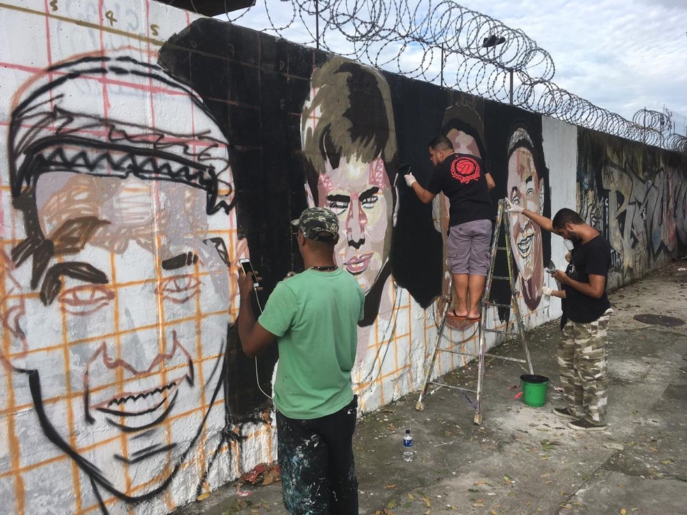 Meninos do Ninho têm os rostos pintados em avenida próxima ao Maracanã — Foto: Thayuan Leiras / GloboEsporte.com
