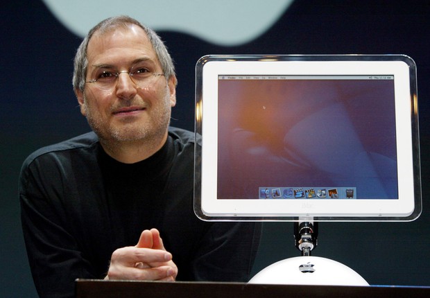 Steve Jobs durante apresentação dos lançamentos da Apple na MacWorld em 2002 (Foto: Koichi Kamoshida/Getty Images)